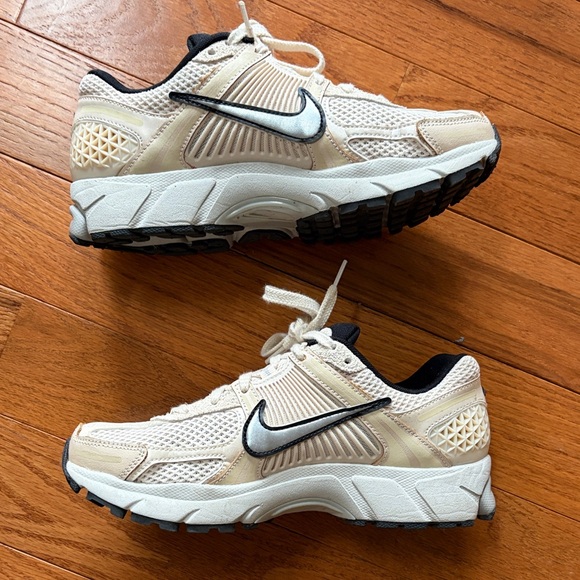 Nike Shoes - Nike Vomero 5 women’s 8.5